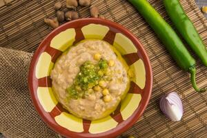 blandad hummus eras i maträtt isolerat på tabell sida se av arabicum mat foto