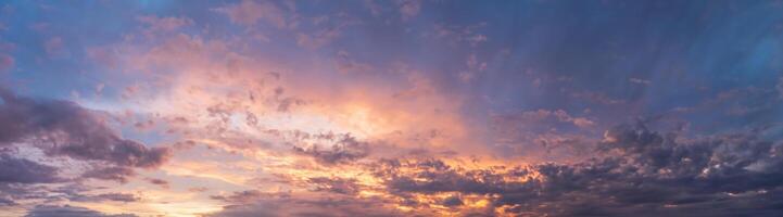 fängslande solnedgång himmel, en vibrerande och slående panorama. foto