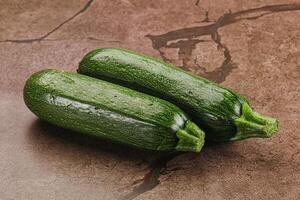 rå grön mogen zucchini vegetabiliska foto