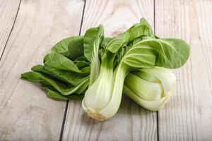 asiatisk kök färsk rå sallad pak choi foto