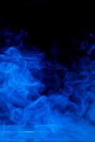 abstrakt blå rök begrepp, isolerat på mörk svart bakgrund med trä- tabell foto