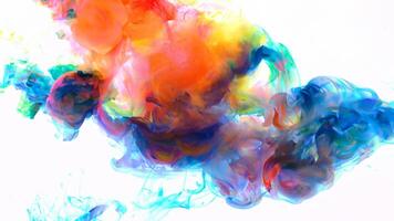 vibrerande abstrakt, färgrik måla droppar och bläck virvlar i vatten. foto
