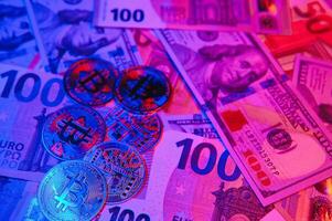 bitcoin på bakgrund av oss dollar, euro sedlar. elektronisk decentraliserad pengar, utbyta Betygsätta och tillväxt av crypto valuta foto