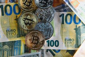 pengar bakgrund. USA dollar med euro sedlar och bitcoin kryptovaluta investera begrepp. foto