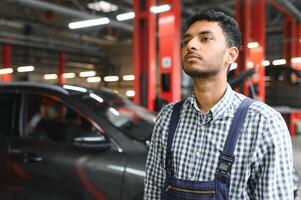 service, reparera och yrke begrepp - indisk mekaniker på bil service foto