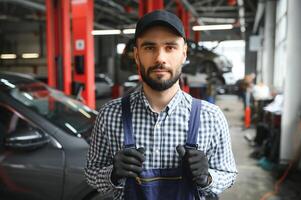 professionell bil mekaniker arbetssätt i bil reparera service. foto