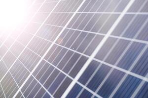 solpanelen producerar grön, miljövänlig energi från solen. foto