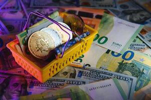 euro sedlar och mynt, dollar sedlar med bitcoin. hög kvalitet Foto. foto