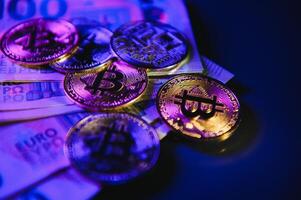 bitcoins på en bakgrund euro räkningar. bitcoin som ny pengar, stock marknadsföra av kryptovalutor och decentraliserad finanser begrepp foto