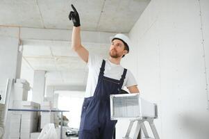 hvac ingenjör Installera värme återhämtning ventilation systemet för ny hus. kopia Plats. foto