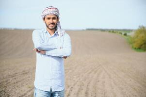 ung indisk jordbrukare på lantbruk fält. foto