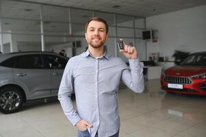 ung man är välja en ny fordon i bil återförsäljare. foto