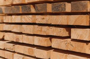 staplade trä- styrelser i en träbearbetning industri. stackar med tall virke. vikta kantad styrelse. trä skörd affär. timmer för konstruktion. foto