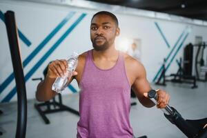 vikt Träning afrikansk håller på med bodybuilding i Gym. foto