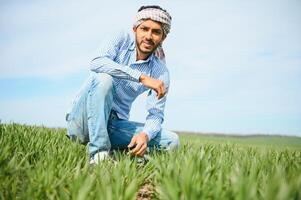 indisk jordbrukare i hans vete fält foto