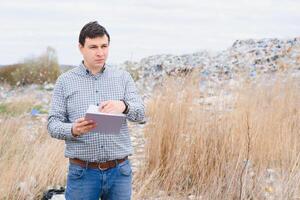 miljö- aktivist nära de deponi. förvaring de miljö rena. ekologisk problem. återvinning foto