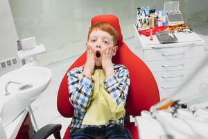 pojke nöjd med de service i de dental kontor. begrepp av pediatrisk dental behandling foto