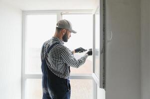 konstruktion arbetstagare montera fönster i hus foto