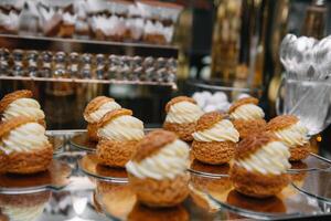 färgrik macaroons. gott franska biskvi kock tabell. macaroons för efterrätt på bakverk konfekt affär i paris. konst av framställning macaroons. foto