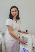 kosmetolog estetiker utför hud behandling och föryngring foto