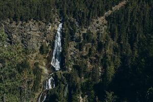 vattenfall i de österrikiska alps foto