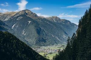 vandring i de österrikiska alperna. vandring i de berg. serpentin väg i de bergen foto