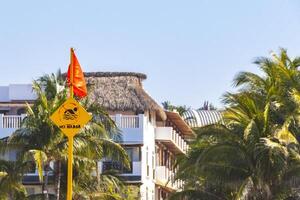 röd flagga simning förbjuden hög vågor i puerto escondido Mexiko. foto