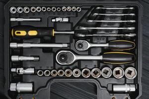 uppsättning av verktyg för bil reparera i låda, närbild. foto