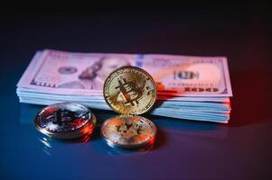 en symbolisk mynt av bitcoin på sedlar av dollar. utbyta bitcoin kontanter för en dollar. foto