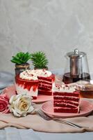 premie röd sammet kaka och skiva inkludera grädde, socker med gaffel, kopp av kaffe och pott eras på styrelse isolerat på servett sida se av Kafé mat foto