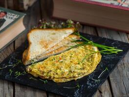 vegetabiliska omelett eras i en maträtt isolerat på skärande styrelse sida se av frukost på trä- bakgrund foto