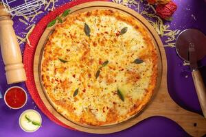 drottning margherita pizza med tomat sås och mayo isolerat på trä- styrelse topp se av italiensk mat på trä- bakgrund foto