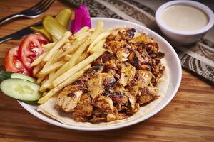 arabicum kyckling shawarma tallrik med frites eras i maträtt isolerat på tabell sida se av mitten öst mat foto