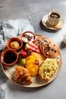 traditionell franska frukost med rostat bröd, bröd, ägg, sås, croissant, ananas, jordgubbe, espresso kaffe och småkakor eras i maträtt isolerat på tabell topp se av arabicum frukost foto