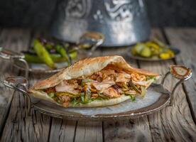 irakier arabicum shawarma eras i maträtt sida se på trä- tabell bakgrund foto