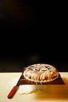 marmor kaka inkludera choklad, grädde, socker med kniv eras på styrelse sida se av Kafé mat foto