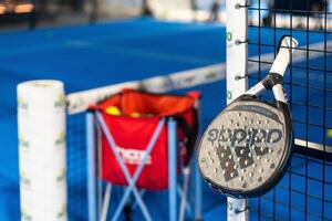 Kiev, ukraina. Mars 22, 2024 paddla tennis objekt i domstol, racket, bollar och staket foto