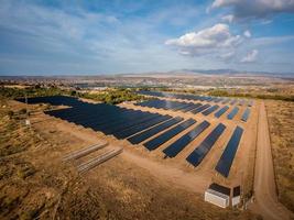 solvärmekraftverk i guadix, spanien. andasol solkraftverk är Europas första kommersiella paraboliska tråg solvärmekraftverk, beläget foto