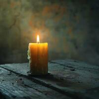 ai genererad en ensam ljus med smältande vax står på en rustik trä- tabell, erbjudande en lugn och meditativ ljus i en vagt belyst Plats. foto