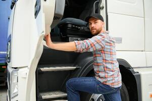 trucker öppnas de dörr och sitter ner i hans parkerad lastbil med en trailer. förare fortsätter de resa efter stoppa foto