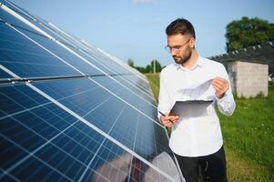 sol- kraft växt. ingenjör på en bakgrund av solceller paneler. vetenskap sol- energi foto