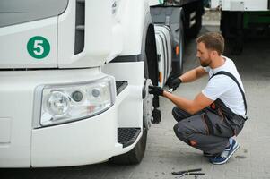 caucasian professionell lastbil mekaniker ombyggnad tung plikt lastbil diesel motor. bil- industri tema. foto