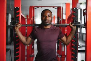 ung atletisk afrikansk amerikan man i de Gym foto
