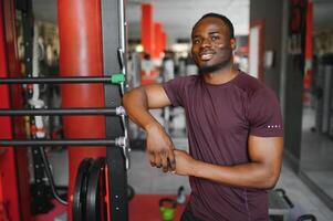 ung atletisk afrikansk amerikan man i de Gym foto