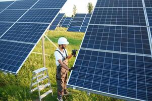 ett indisk arbetstagare installerar sol- paneler. de begrepp av förnybar energi. foto
