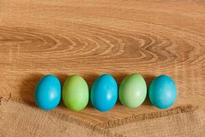 måla ägg för påsk, ljus påsk Semester, barn måla ägg, färgad ägg i en korg, färgad ägg på en stå, Semester bakgrund foto