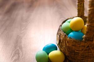 måla ägg för påsk, ljus påsk Semester, barn måla ägg, färgad ägg i en korg, färgad ägg på en stå, Semester bakgrund foto
