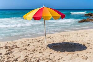 ai genererad en färgrik parasoll öppnad på en tropisk strand med hav vågor som de bakgrund foto