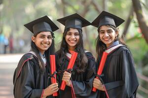 ai genererad porträtt av Lycklig indisk universitet studenter bär gradering klänning och mortarboarden foto