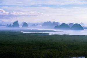 landskap på berget på havet vid samet nangshe synvinkel. phang nga bay, resa natur. resa slappna av. resa thailand, sommar, semester, attraktioner, natur, bakgrund, utomhus, strand, berg foto